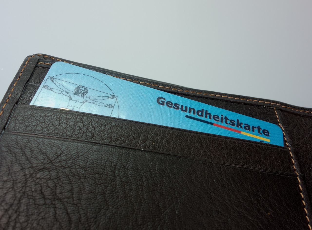 Gesundheitskarte in einem schwarzen Portemonnaie – Symbol für die betriebliche Gesundheitsvorsorge in Leipzig.
