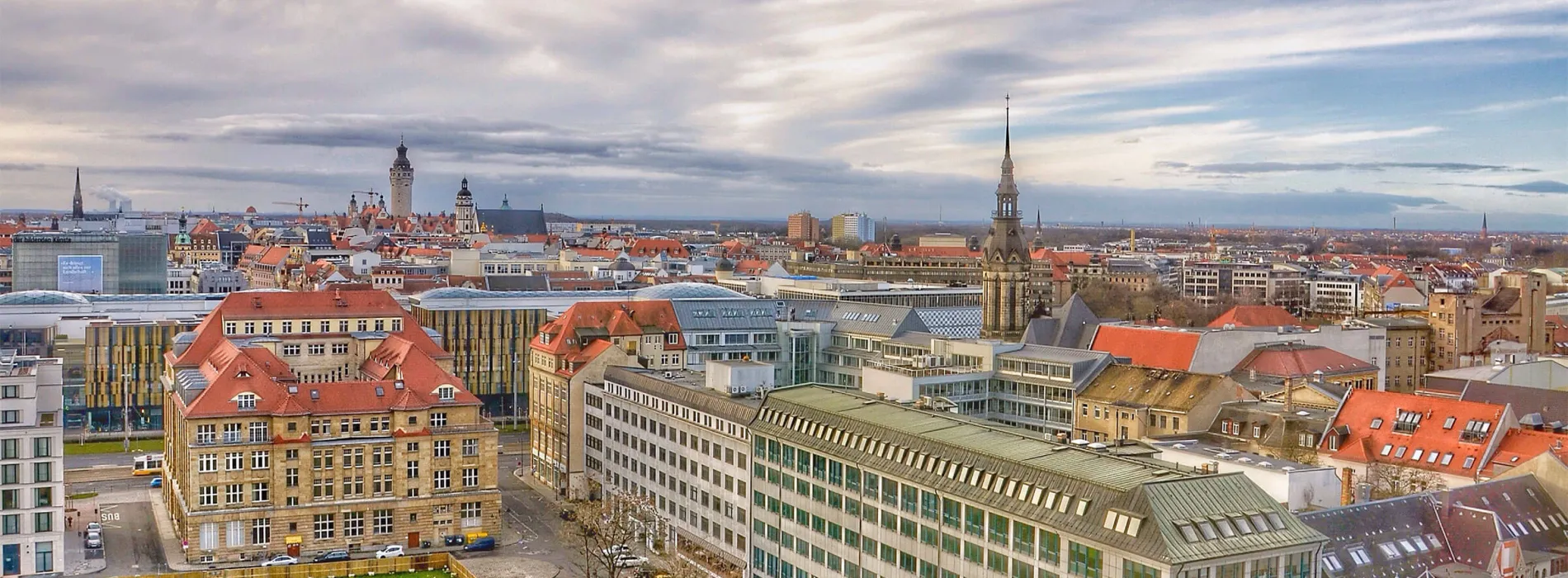  Panoramablick über die Stadt Leipzig – Symbolbild für einen Beratungstermin zur persönlichen Finanz- oder Versicherungsberatung mit Experten in Leipzig.