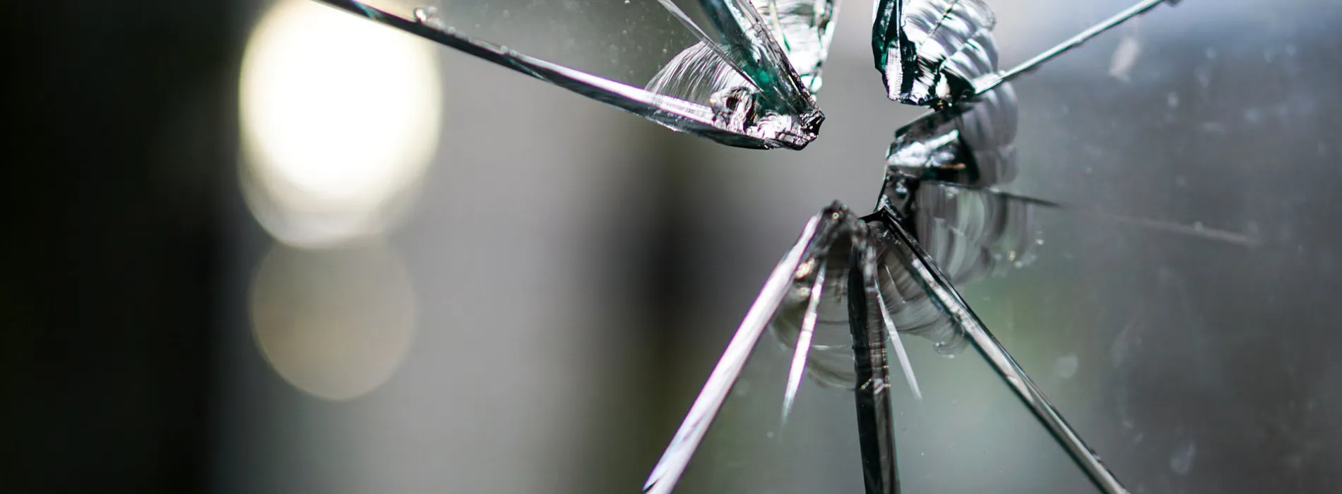  Zerbrochenes Fensterglas als Symbol für Sachschäden – Haftpflichtversicherung Leipzig schützt zuverlässig vor den finanziellen Folgen.
