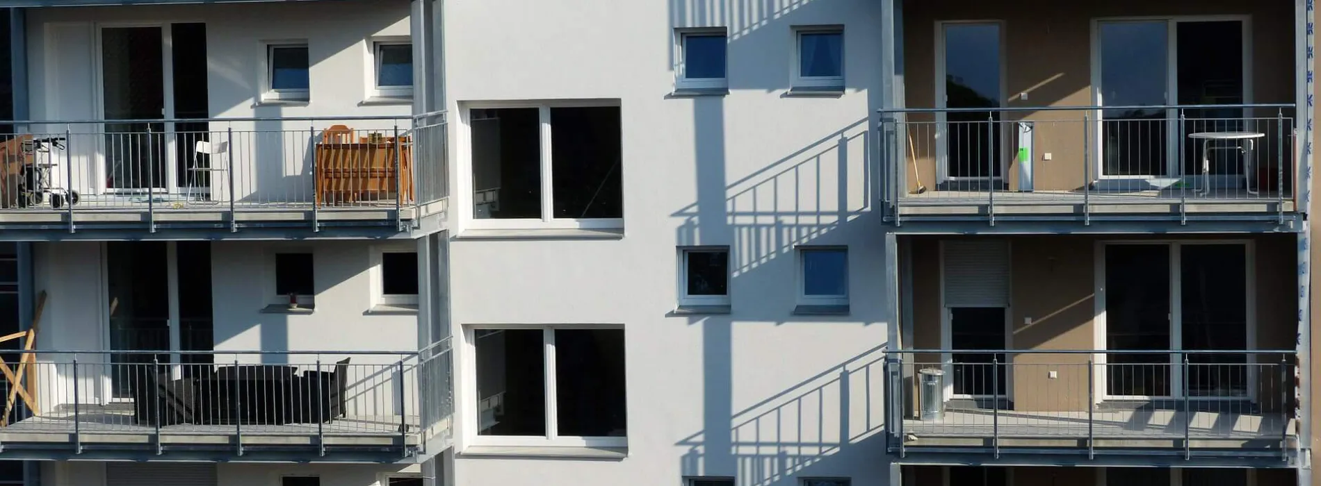 Modernes Mehrfamilienhaus mit Balkonen in Leipzig – Symbolbild für den Bedarf an Mietkautionsversicherungen für Mieter und Vermieter