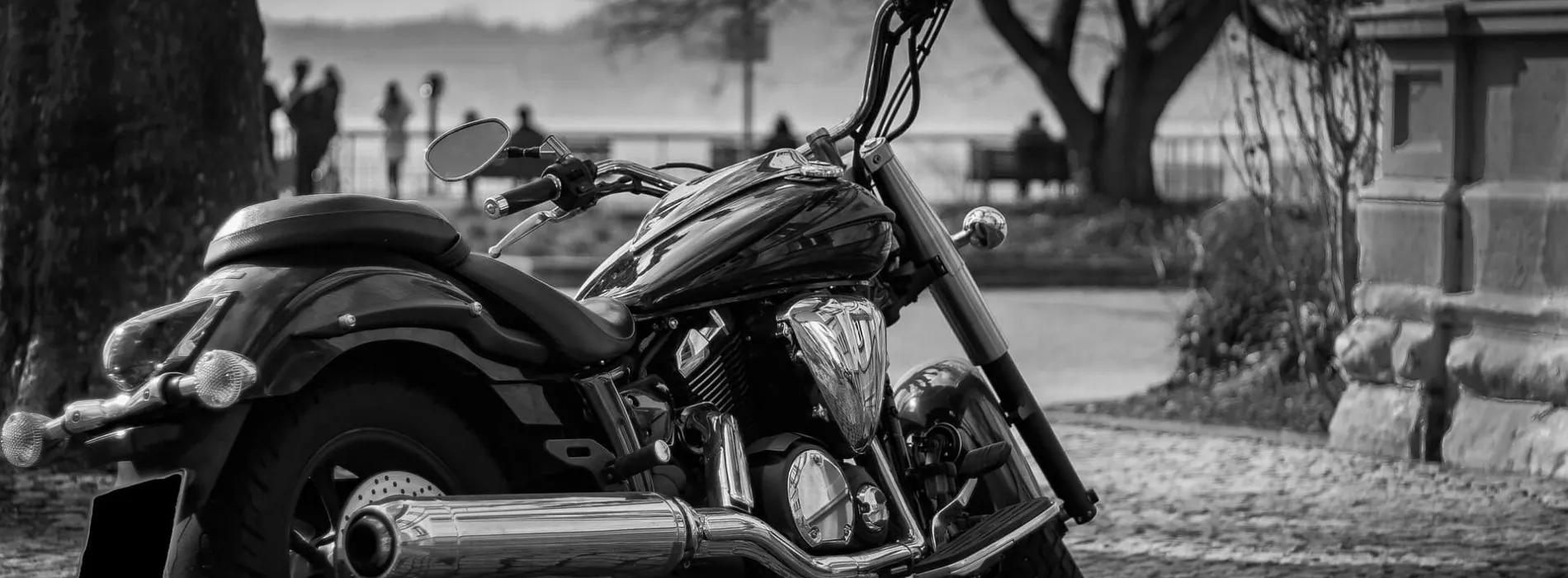  Schwarzes Motorrad auf Kopfsteinpflaster vor stimmungsvoller Kulisse – Symbolbild für eine zuverlässige Motorradversicherung und Haftpflicht in Leipzig.