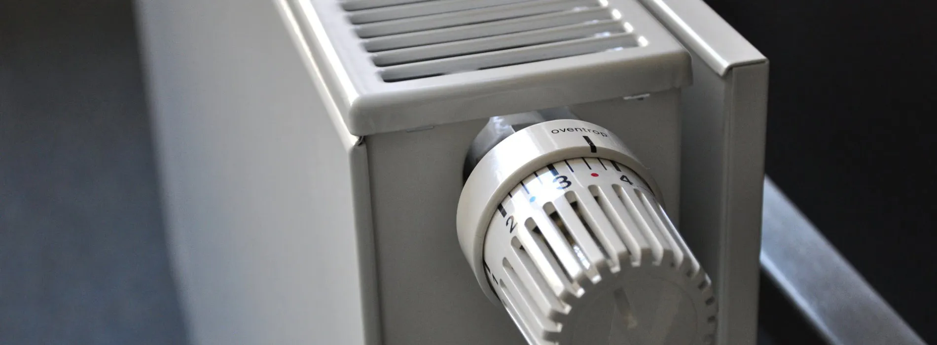 Nahaufnahme eines Heizkörpers mit Thermostat – Symbolbild für die Absicherung durch eine Öltankversicherung in Leipzig.