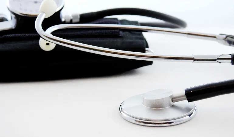  Ein Stethoskop und ein Blutdruckmessgerät auf weißem Untergrund – Symbolbild für betriebliche Gesundheitsvorsorge in Leipzig.