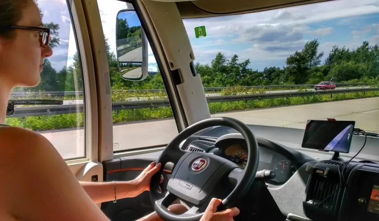 Wenn Eltern ihrem Kind das Auto leihen, sollte die Kfz-Versicherung das zulassen.