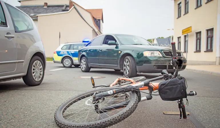 Fahrradfahrer kollidiert auf dem Gehweg entgegen der Fahrtrichtung mit einem Auto – Urteil zur Haftung