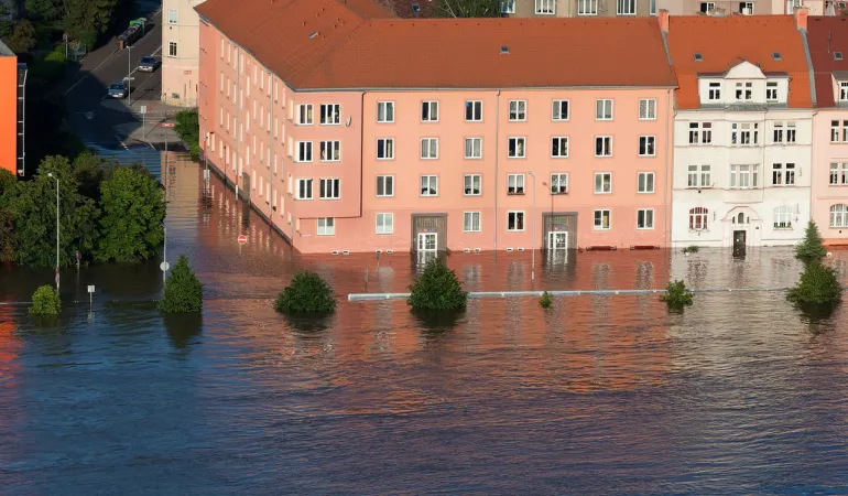 Die Elementarschaden-Versicherung bietet finanziellen Schutz vor Schäden durch Überschwemmungen durch Hochwasser und Starkregen.