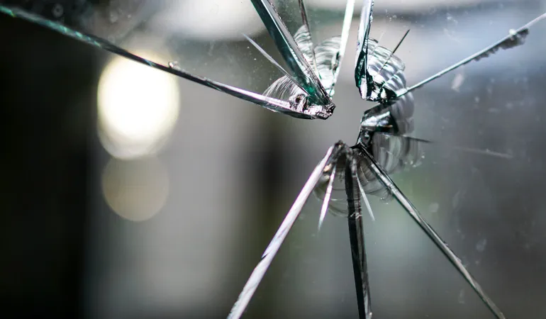  Zerbrochenes Fensterglas als Symbol für Sachschäden – Haftpflichtversicherung Leipzig schützt zuverlässig vor den finanziellen Folgen.