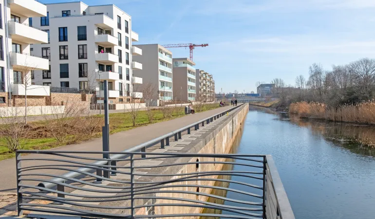 Neubau-Wohnanlage am Lindenauer Hafen in Leipzig mit Wasserblick – ideal für Wohneigentum und nachhaltigen Vermögensaufbau
