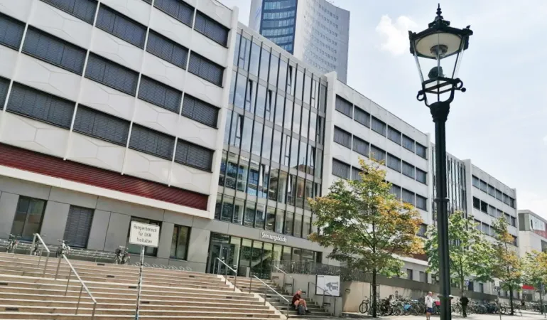 Blick auf das Seminargebäude der Universität Leipzig mit dem markanten City-Hochhaus im Hintergrund