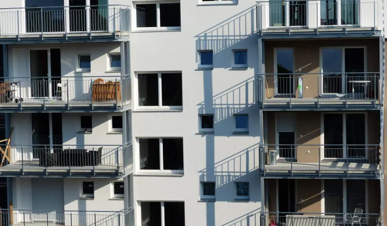 Modernes Mehrfamilienhaus mit Balkonen in Leipzig – Symbolbild für den Bedarf an Mietkautionsversicherungen für Mieter und Vermieter