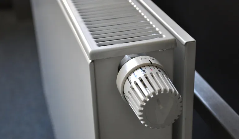 Nahaufnahme eines Heizkörpers mit Thermostat – Symbolbild für die Absicherung durch eine Öltankversicherung in Leipzig.