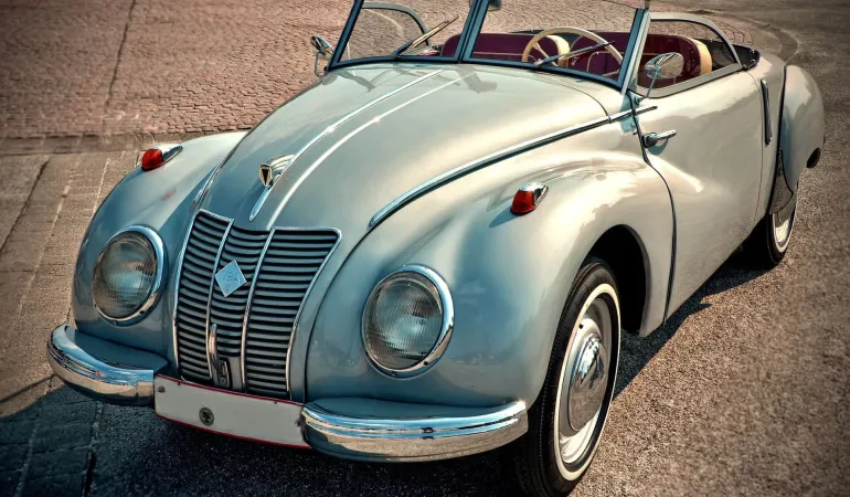 Klassischer Oldtimer als Cabrio mit Saisonkennzeichen für die Sommermonate – ideal versichert und stilvoll unterwegs