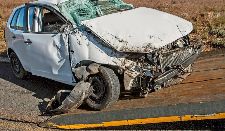 Verunfalltes Auto nach einem schweren Crash auf einem Abschleppwagen – Symbolbild für rechtlichen Beistand durch eine Rechtsschutz-Versicherung in Leipzig