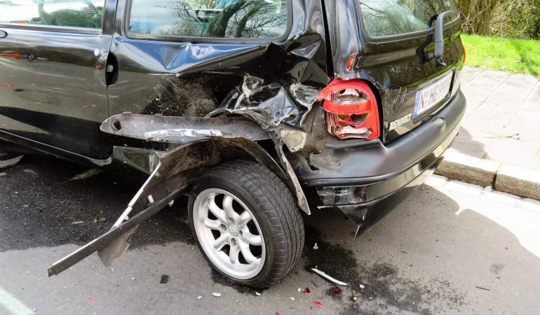 Auto mit massivem Heckschaden nach einem Verkehrsunfall – Symbolbild für die Absicherung durch eine Rechtsschutzversicherung in Leipzig, empfohlen von Finanzkompass