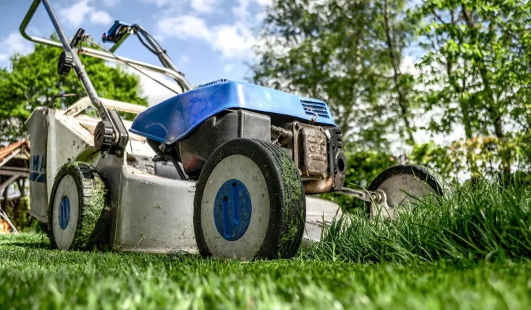Unfallversicherung - Auch bei der Gartenarbeit ist der Arbeitsschutz einzuhalten.